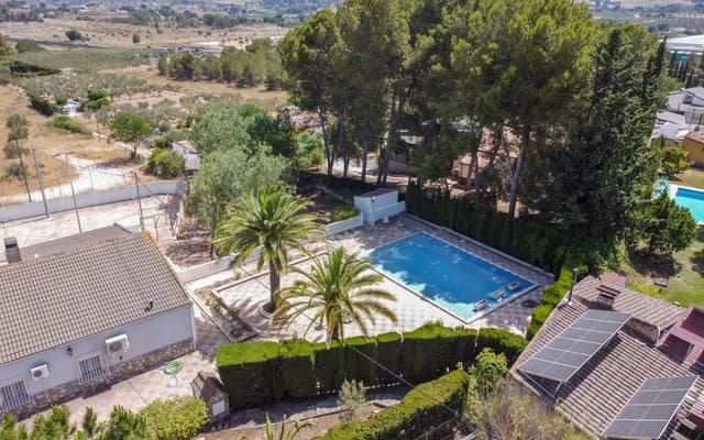 4 bedroom Villa for sale in Sax with pool garage - € 425,000 (Ref: 10181631)