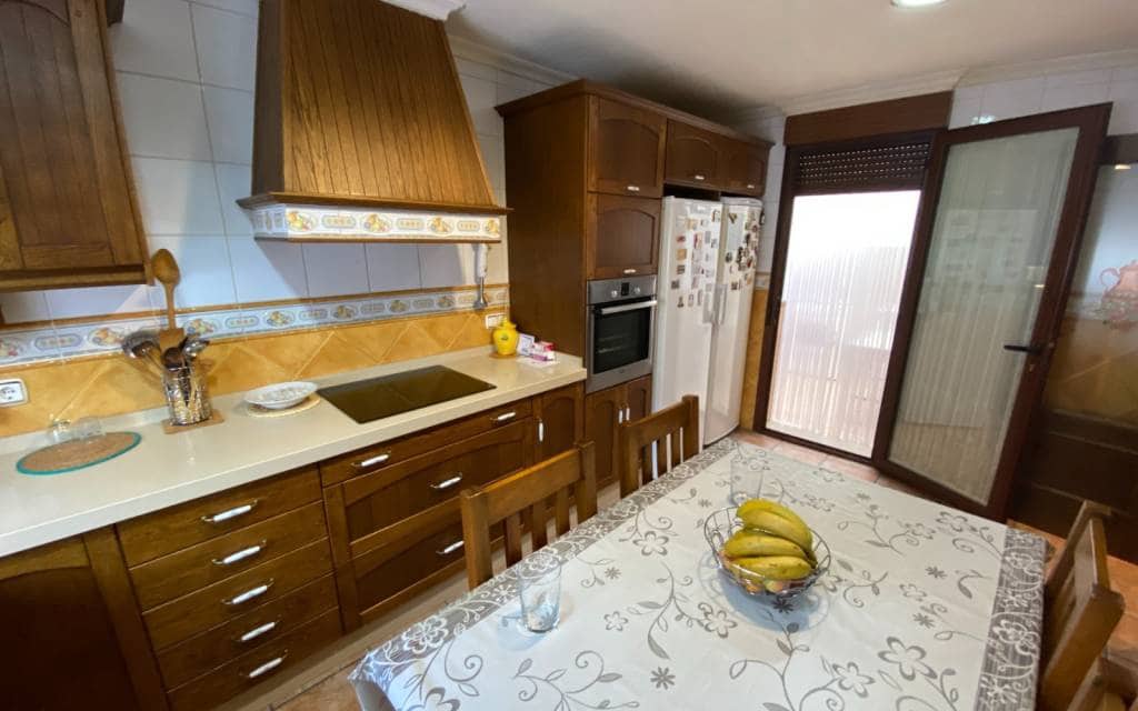 5 bedroom Townhouse for sale in Sax with garage - € 249,995 (Ref: 8505205)