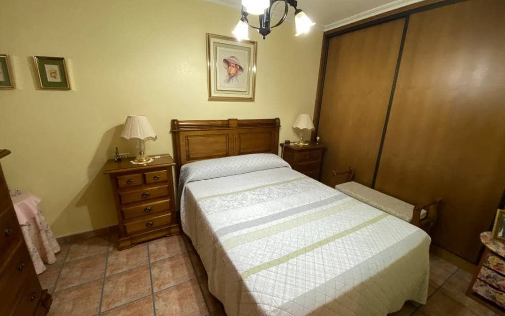 5 bedroom Townhouse for sale in Sax with garage - € 249,995 (Ref: 8505205)