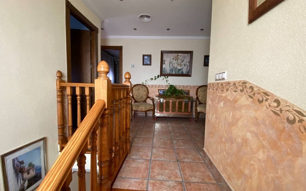 5 bedroom Townhouse for sale in Sax with garage - € 249,995 (Ref: 8505205)