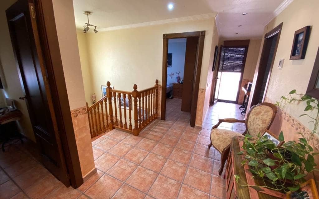 5 bedroom Townhouse for sale in Sax with garage - € 249,995 (Ref: 8505205)