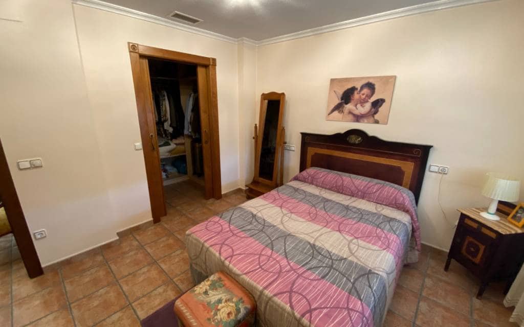 5 bedroom Townhouse for sale in Sax with garage - € 249,995 (Ref: 8505205)