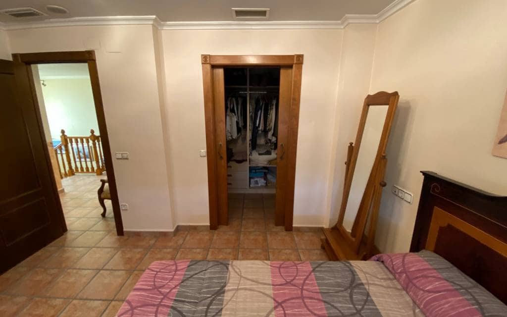 5 bedroom Townhouse for sale in Sax with garage - € 249,995 (Ref: 8505205)