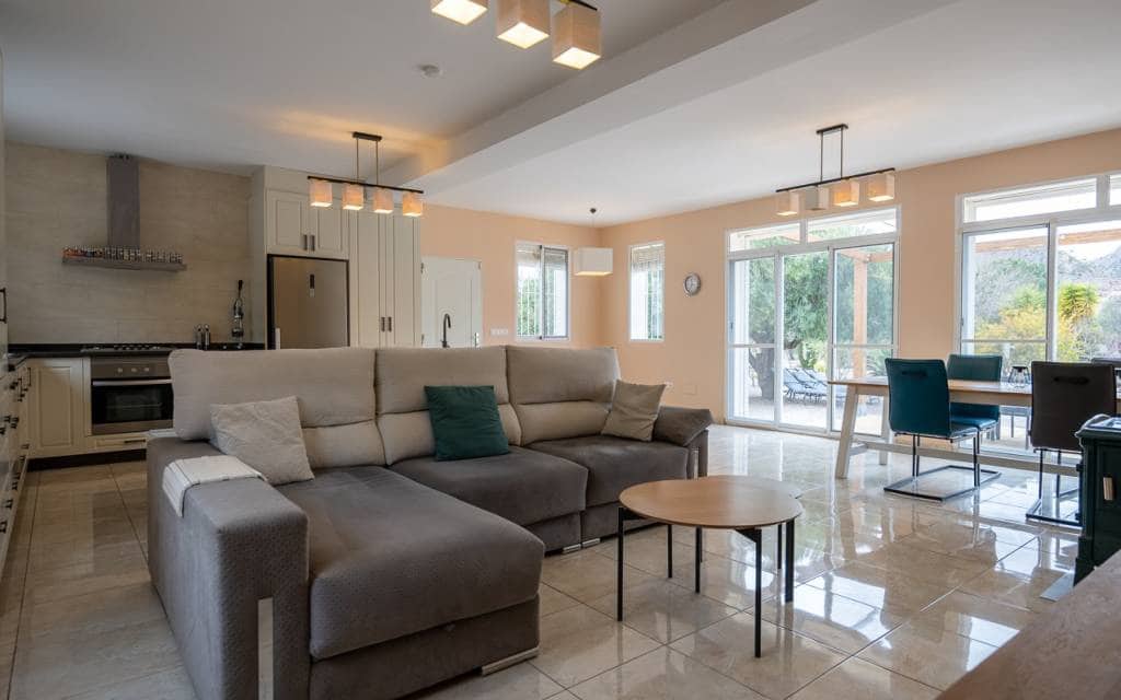 6 soverom Villa til salgs i Macisvenda med svømmebasseng garasje - € 549 995 (Ref: 8803254)