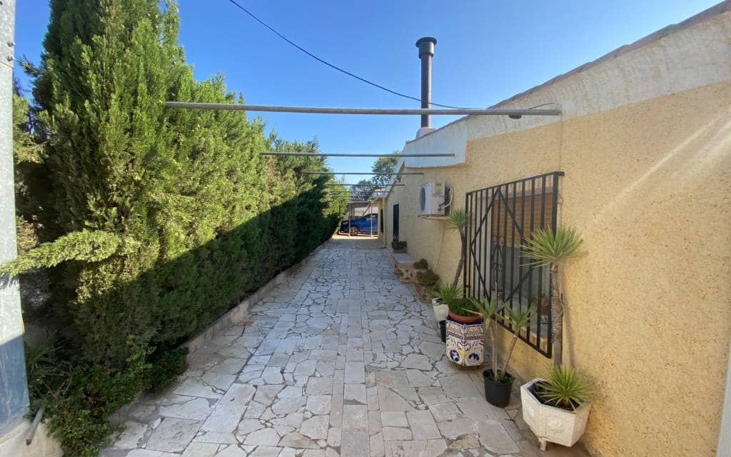 5 bedroom Villa for sale in Sax with pool garage - € 299,995 (Ref: 9150632)