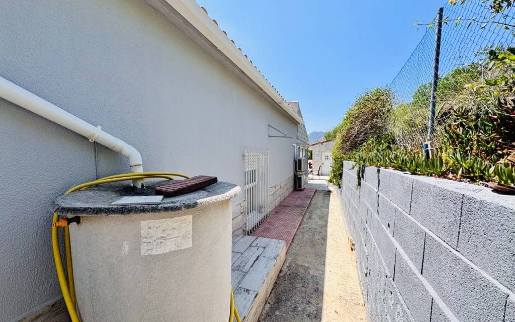 4 bedroom Villa for sale in Aspe with pool - € 395,000 (Ref: 9383545)