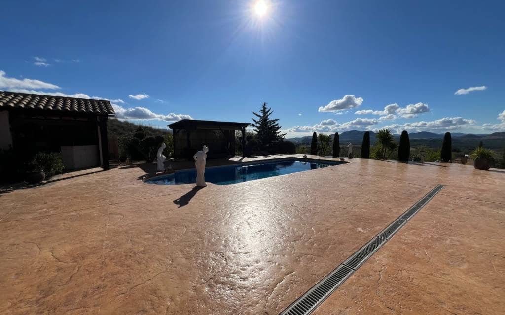 3 soverom Villa til salgs i Sax med svømmebasseng garasje - € 399 995 (Ref: 9402559)