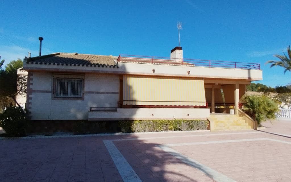 3 bedroom Villa for sale in Sax with pool garage - € 575,000 (Ref: 9516335)