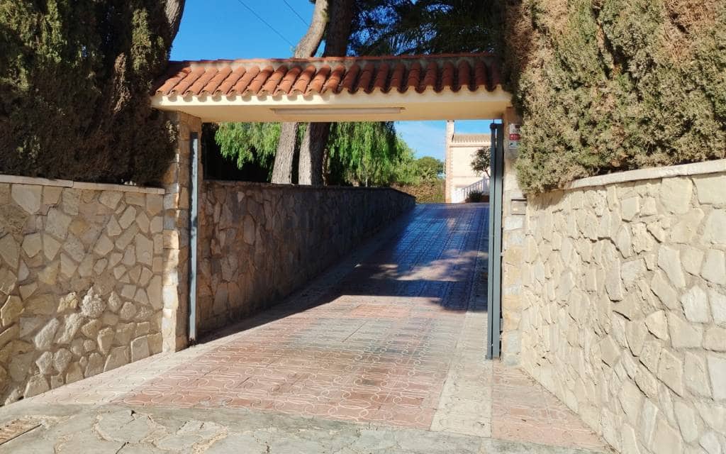 3 bedroom Villa for sale in Sax with pool garage - € 575,000 (Ref: 9516335)