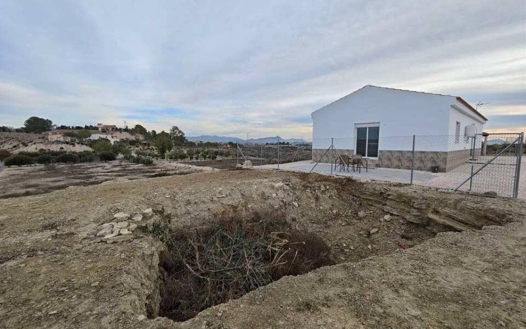 3 bedroom Villa for sale in Fortuna with pool - € 240,000 (Ref: 9581239)