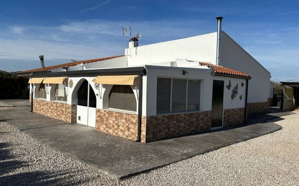 5 bedroom Villa for sale in Villena with pool - € 330,000 (Ref: 9602980)
