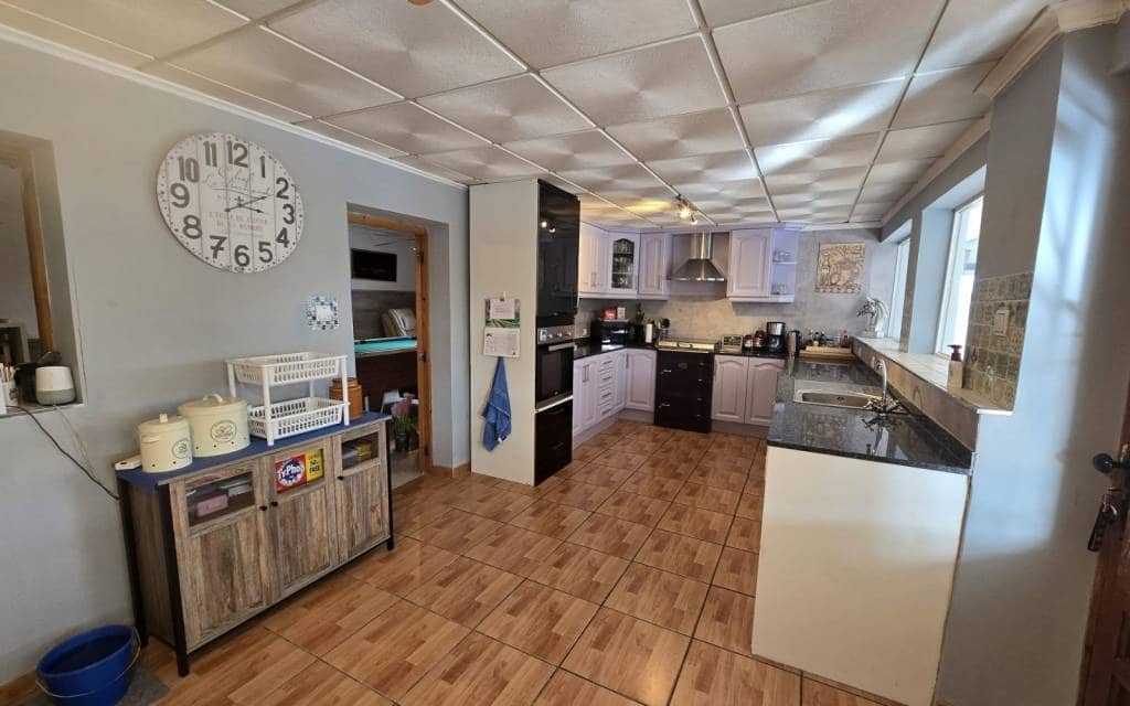 5 bedroom Villa for sale in Villena with pool - € 330,000 (Ref: 9602980)