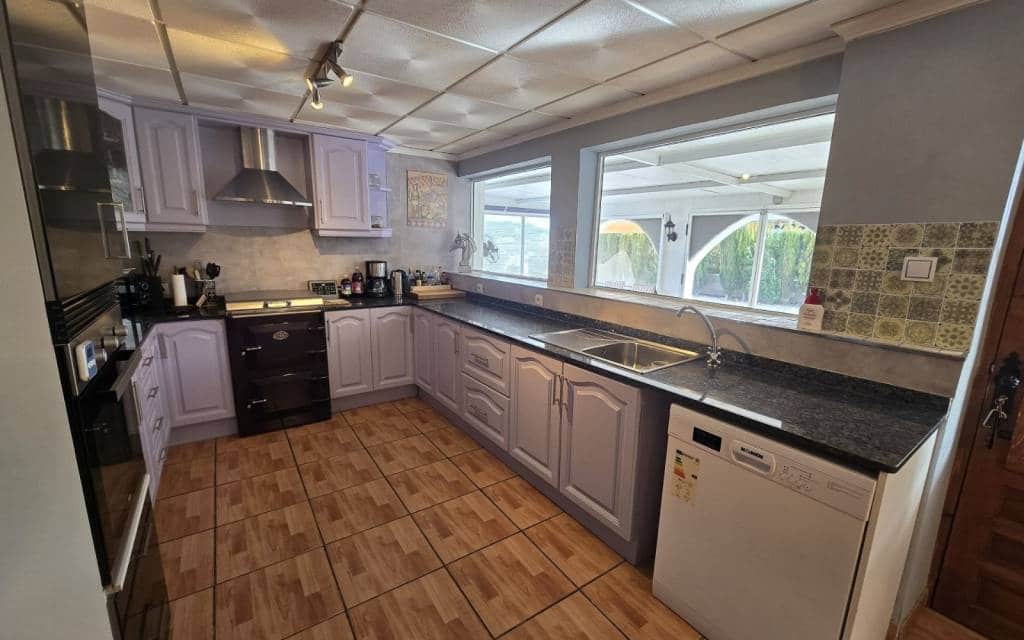 5 bedroom Villa for sale in Villena with pool - € 330,000 (Ref: 9602980)