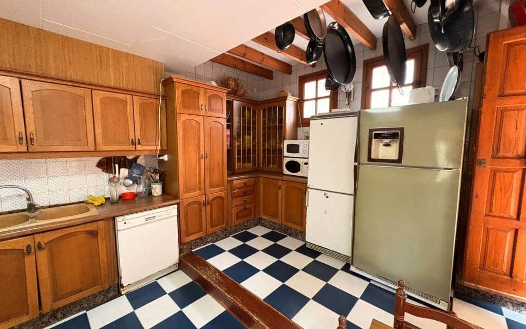 4 bedroom Villa for sale in Sax with pool - € 315,000 (Ref: 9605398)