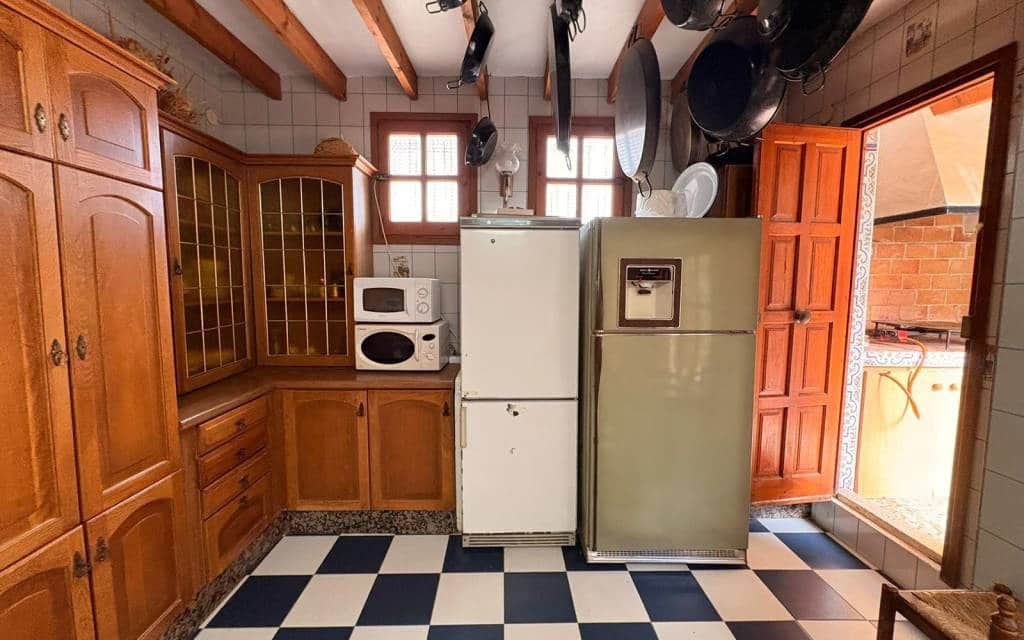 4 bedroom Villa for sale in Sax with pool - € 315,000 (Ref: 9605398)