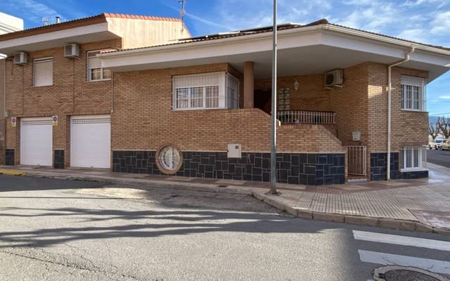 7 bedroom Townhouse for sale in Sax with pool garage - € 450,000 (Ref: 9610075)