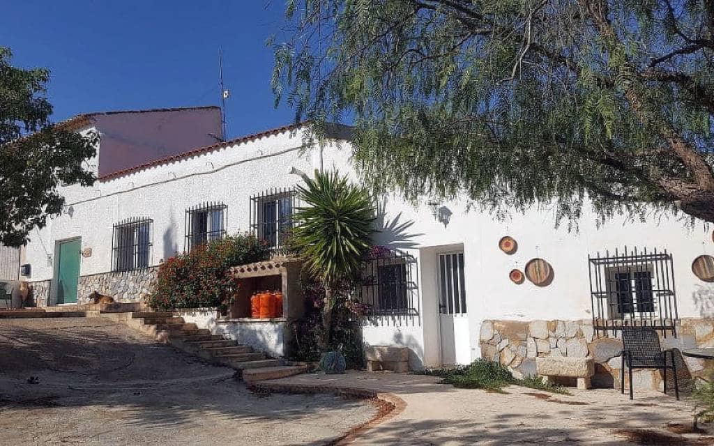 4 bedroom Finca/Country House for sale in La Romana with pool - € 199,000 (Ref: 9652343)