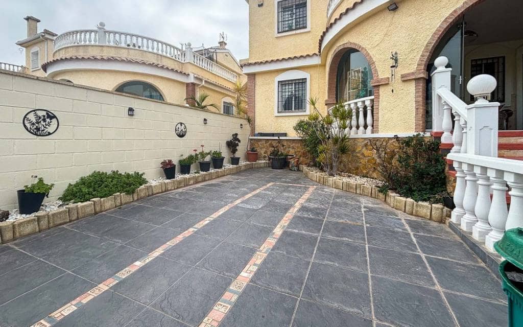 5 Zimmer Villa zu verkaufen in Monforte del Cid mit Pool - 384.950 € (Ref: 9665134)