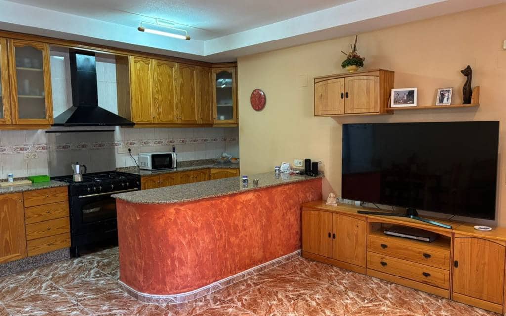 4 bedroom Townhouse for sale in Sax with garage - € 185,000 (Ref: 9684246)