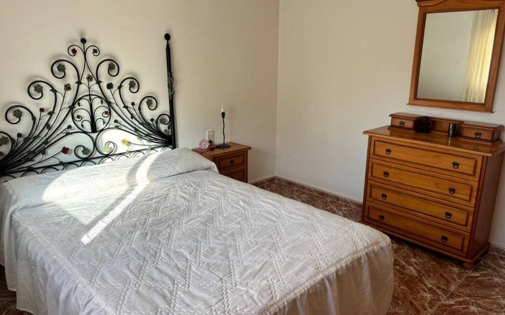 4 bedroom Townhouse for sale in Sax with garage - € 185,000 (Ref: 9684246)