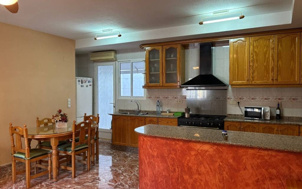 4 bedroom Townhouse for sale in Sax with garage - € 185,000 (Ref: 9684246)