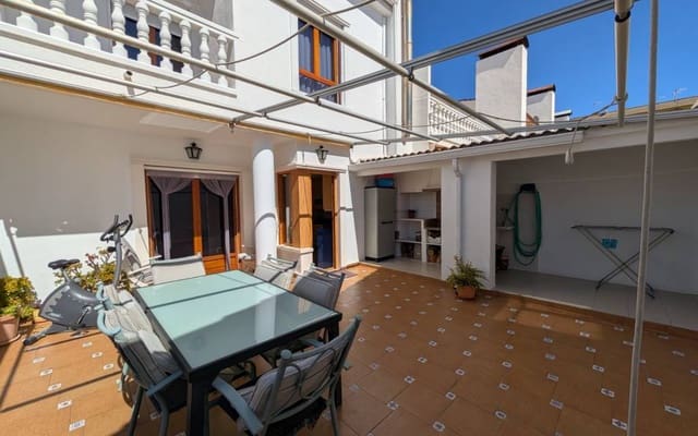 5 bedroom Townhouse for sale in Sax with garage - € 260,000 (Ref: 9720820)