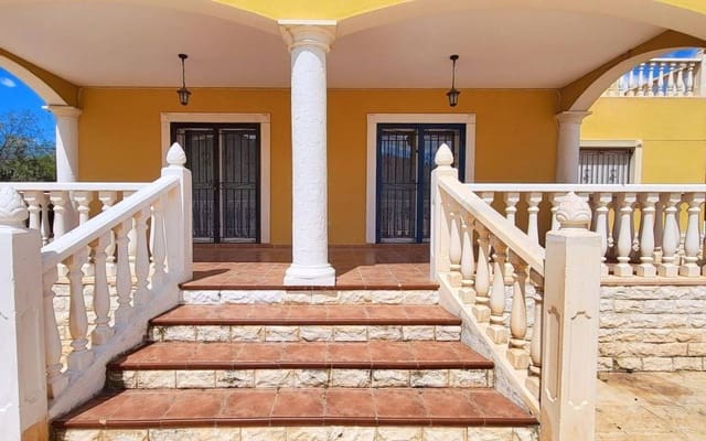 4 slaapkamer Villa te koop in La Romana met zwembad - € 345.000 (Ref: 9801446)