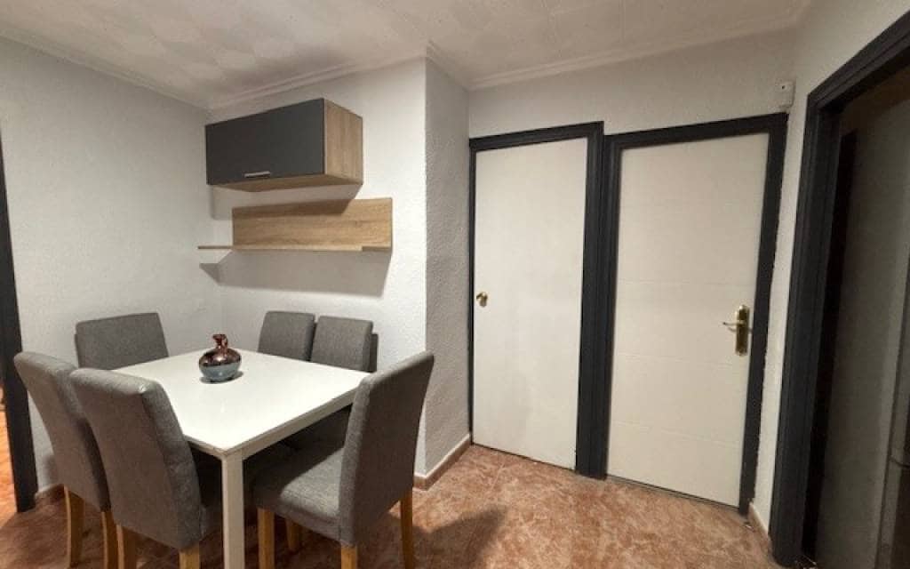 3 bedroom Apartment for rent in Petrel / Petrer - € 700 (Ref: 9823190)