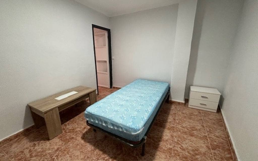 3 bedroom Apartment for rent in Petrel / Petrer - € 700 (Ref: 9823190)