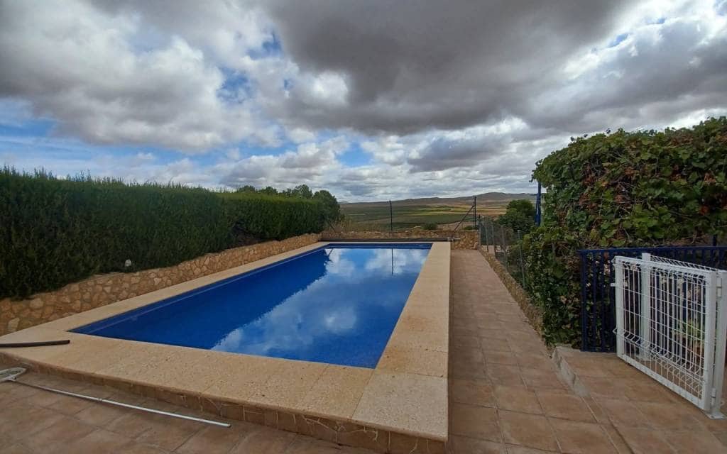 Chalet de 3 habitaciones en Yecla en venta con piscina garaje - 199.995 € (Ref: 9897230)