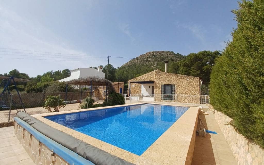 Chalet de 3 habitaciones en Yecla en venta con piscina garaje - 199.995 € (Ref: 9897230)