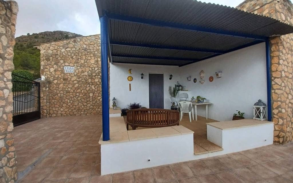 Chalet de 3 habitaciones en Yecla en venta con piscina garaje - 199.995 € (Ref: 9897230)