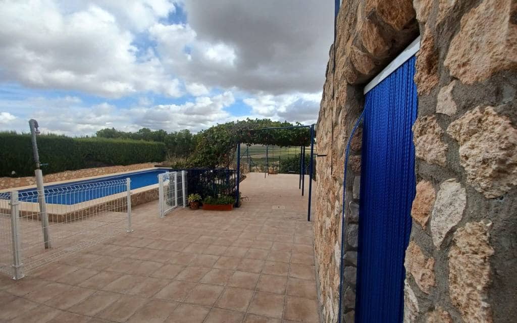 Chalet de 3 habitaciones en Yecla en venta con piscina garaje - 199.995 € (Ref: 9897230)