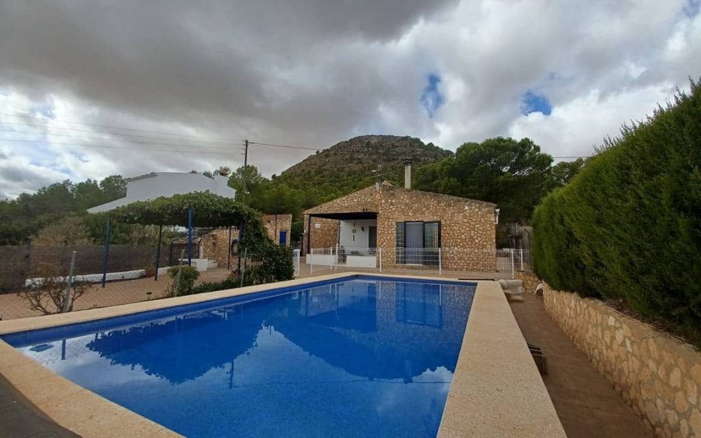 Chalet de 3 habitaciones en Yecla en venta con piscina garaje - 199.995 € (Ref: 9897230)