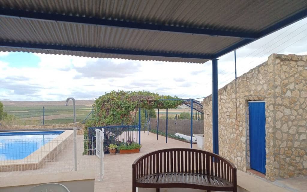 Chalet de 3 habitaciones en Yecla en venta con piscina garaje - 199.995 € (Ref: 9897230)