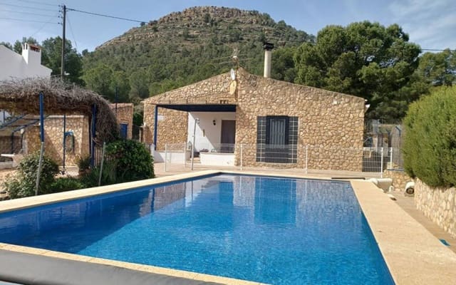 Chalet de 3 habitaciones en Yecla en venta con piscina garaje - 199.995 € (Ref: 9897230)