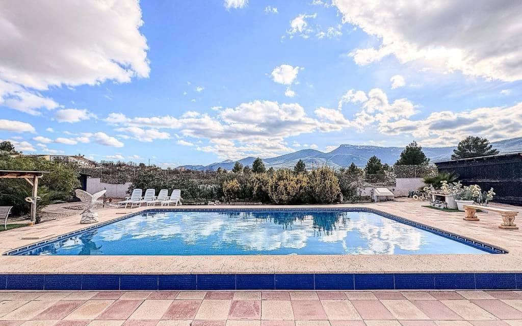 Chalet de 8 habitaciones en Castalla en venta con piscina - 449.995 € (Ref: 9902066)