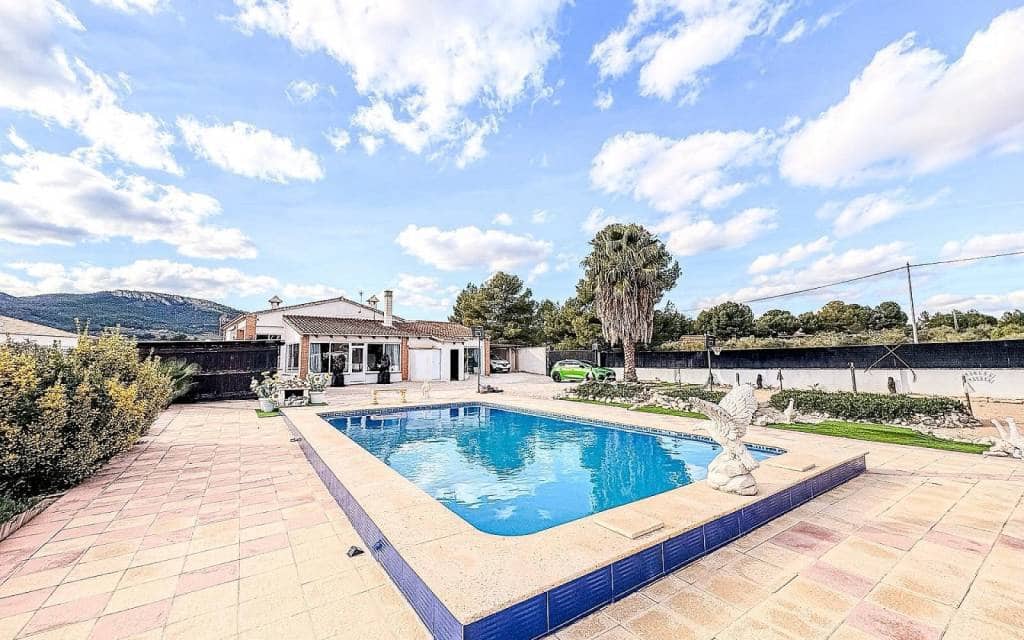 Chalet de 8 habitaciones en Castalla en venta con piscina - 449.995 € (Ref: 9902066)