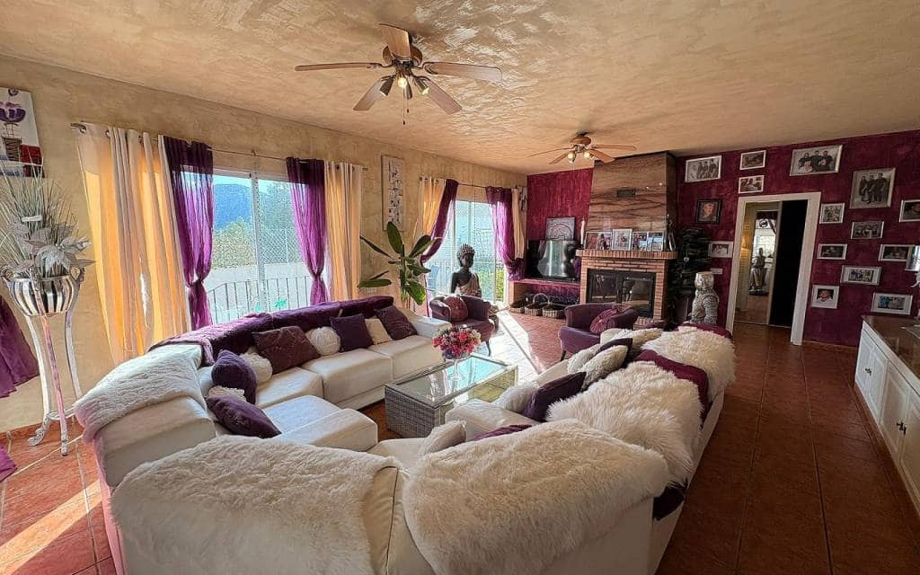 Chalet de 8 habitaciones en Castalla en venta con piscina - 449.995 € (Ref: 9902066)