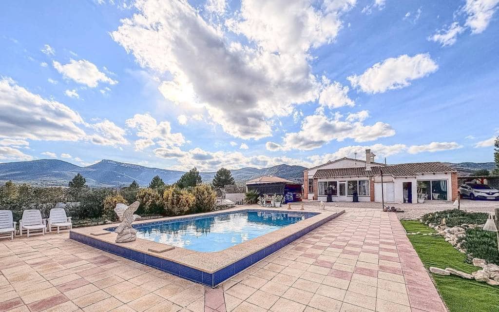 Chalet de 8 habitaciones en Castalla en venta con piscina - 449.995 € (Ref: 9902066)