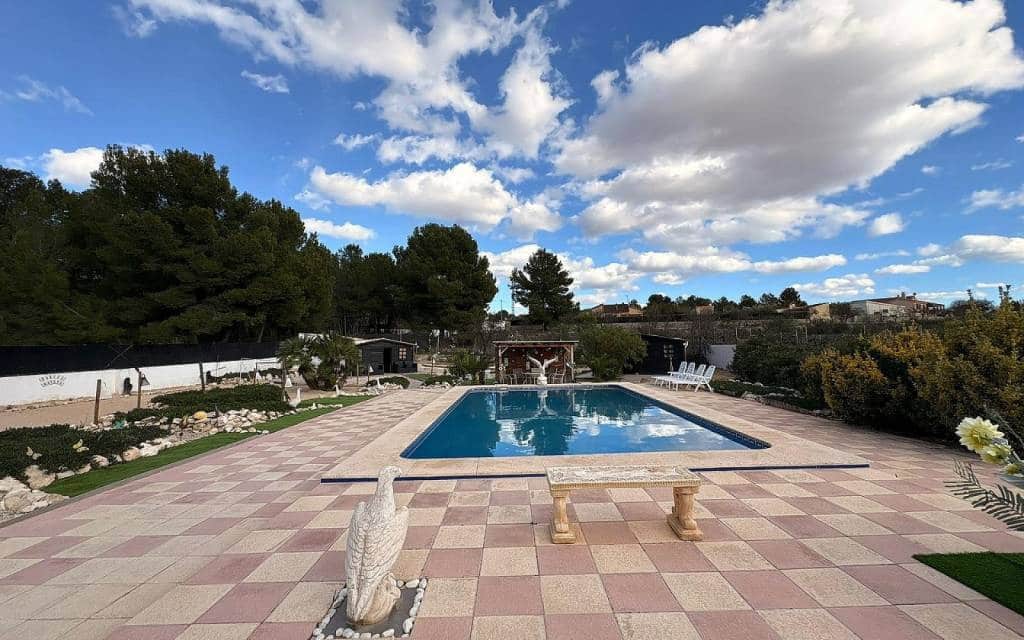 Chalet de 8 habitaciones en Castalla en venta con piscina - 449.995 € (Ref: 9902066)