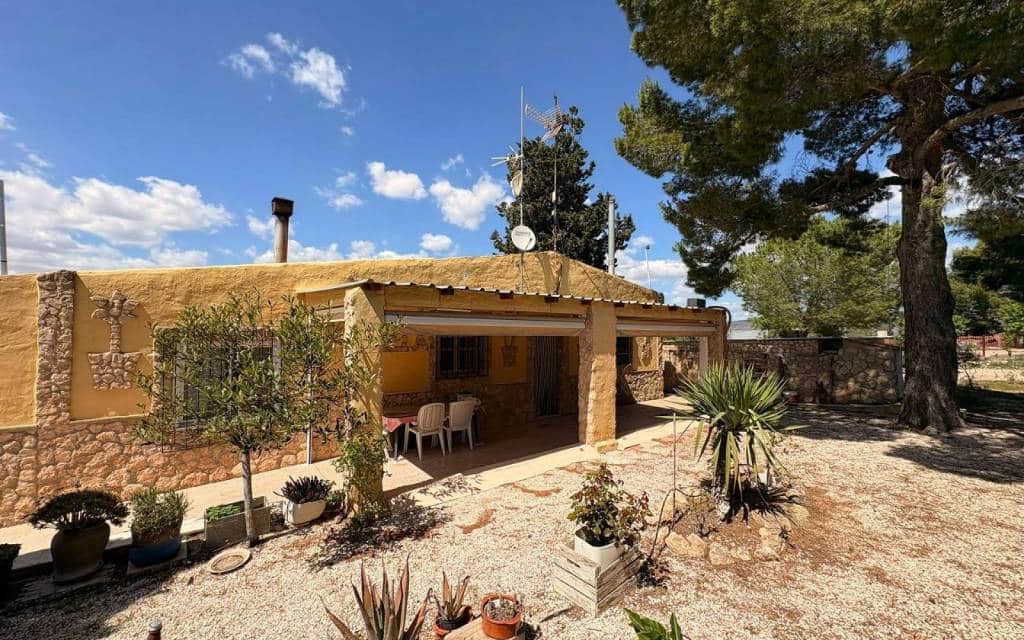 Chalet de 3 habitaciones en Yecla en venta - 149.995 € (Ref: 9902077)