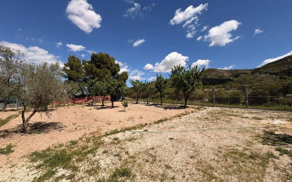Chalet de 3 habitaciones en Yecla en venta - 149.995 € (Ref: 9902077)