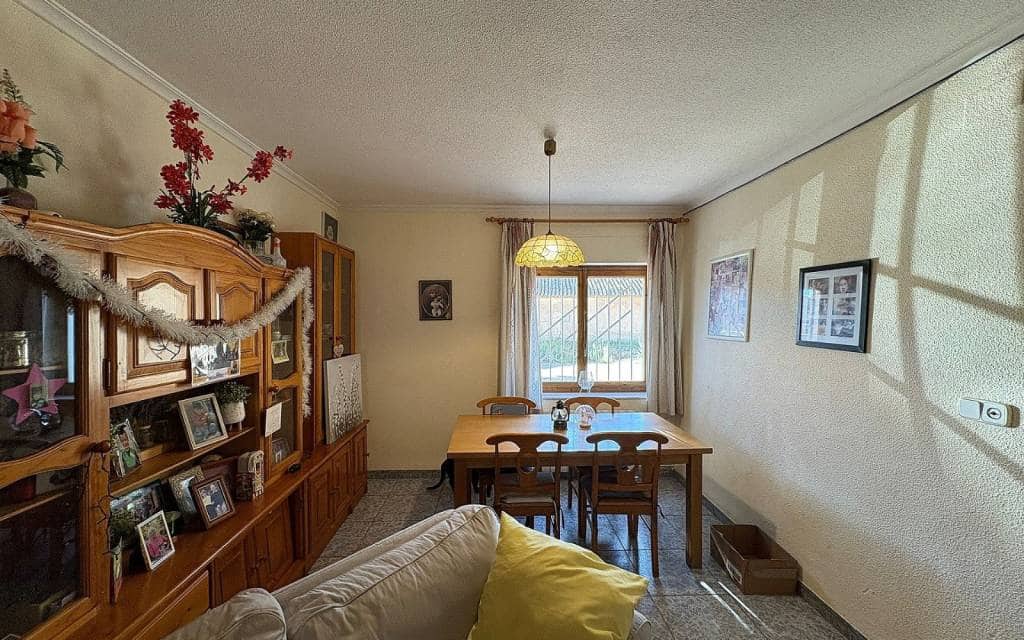 6 makuuhuone Omakotitalo myytävänä paikassa Monovar / Monover mukana uima-altaan 
autotalli - 165 500 € (Ref: 9911688)