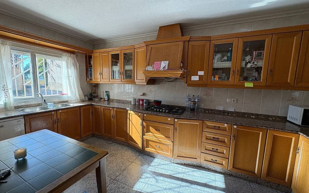 6 makuuhuone Omakotitalo myytävänä paikassa Monovar / Monover mukana uima-altaan 
autotalli - 165 500 € (Ref: 9911688)