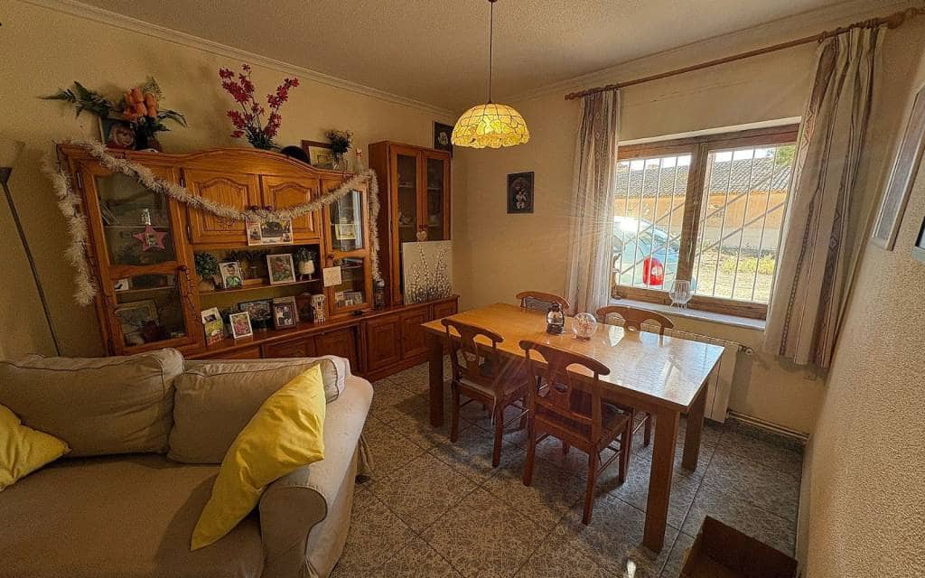 6 makuuhuone Omakotitalo myytävänä paikassa Monovar / Monover mukana uima-altaan 
autotalli - 165 500 € (Ref: 9911688)