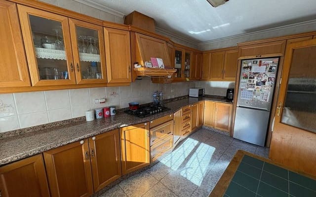 6 makuuhuone Omakotitalo myytävänä paikassa Monóvar / Monóver mukana uima-altaan 
autotalli - 165 500 € (Ref: 9911688)
