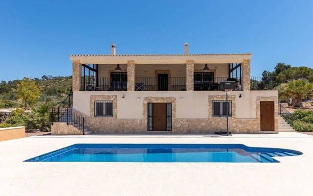 5 bedroom Villa for sale in La Romana with pool - € 405,000 (Ref: 9918746)