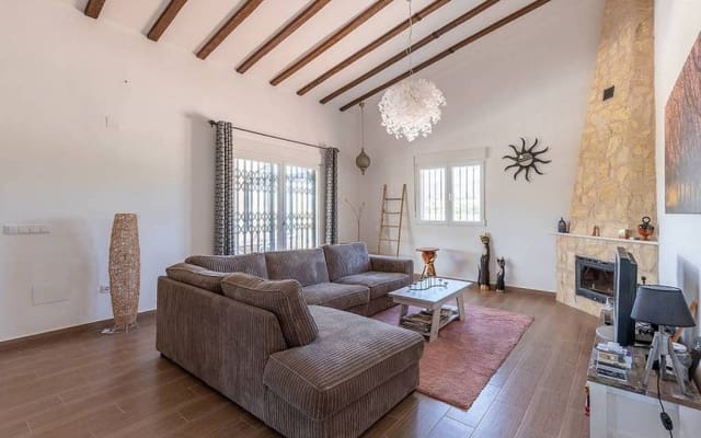 5 bedroom Villa for sale in La Romana with pool - € 405,000 (Ref: 9918746)