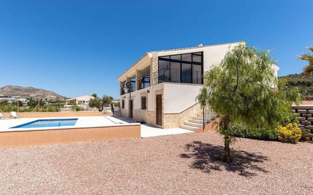 5 bedroom Villa for sale in La Romana with pool - € 405,000 (Ref: 9918746)